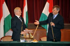 Demszky megkérte az MI-t, hasonlítsa össze teljesítményét Tarlóséval és Karácsonyéval