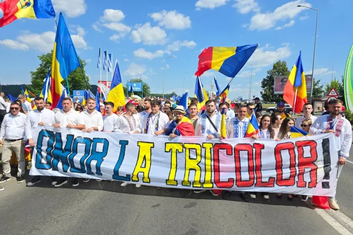 Jelentős szankciót javasol az AUR a nemzeti lobogó megcsókolását elmulasztó tisztségviselőknek