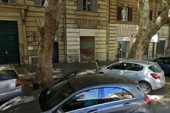 A barna, összefirkált rolós üzletben korábban De Vitóék bárja üzemelt – Forrás: Google Street View