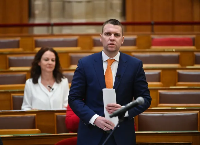 Menczer Tamás, a Külgazdasági és Külügyminisztérium kétoldalú kapcsolatokért felelős államtitkára napirend előtti felszólalásra válaszol az Országgyűlés plenáris ülésén 2023. december 11-én – Fotó: Bruzák Noémi / MTI