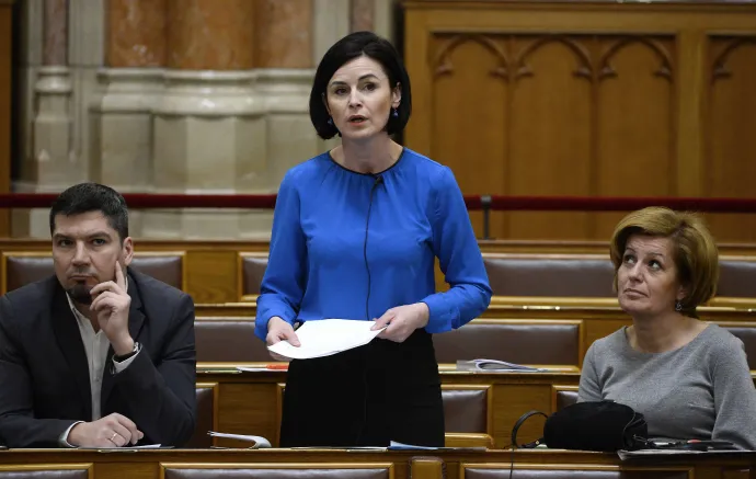 Kunhalmi Ágnes MSZP-s képviselő azonnali kérdést tesz fel az Országgyűlés plenáris ülésén 2020. március 9-én. Mellette frakciótársai, Varga László és Bangóné Borbély Ildikó – Fotó: Soós Lajos / MTI
