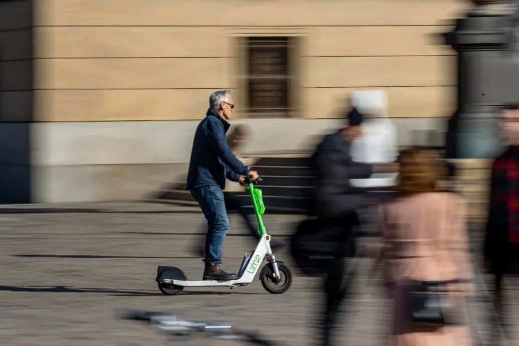Már bírságolják Szegeden a szabálytalanul közlekedő e-rollereseket