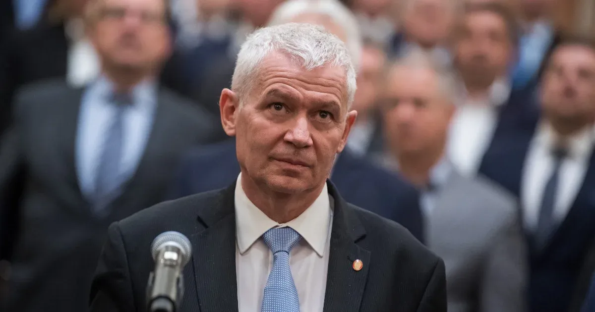10 személy meghallgatásáról döntés született. 10 személy meghallgatásáról döntés született.
