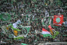 Szektorbezárással bünteti a Fradit és a DVSC-t is az MLSZ a szurkolók diszkriminatív bekiabálásai miatt