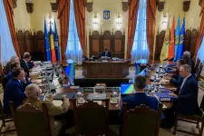 Nicușor Dan 20 román katona részvételét kérte az ukrajnai háborúval kapcsolatos műveleti parancsnokságon, Georgescu már az elmozdítását kéri