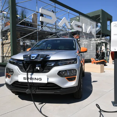 Már közelíti a Dacia új villanyautójának megfizethetősége a hagyományos slágermodelljéét