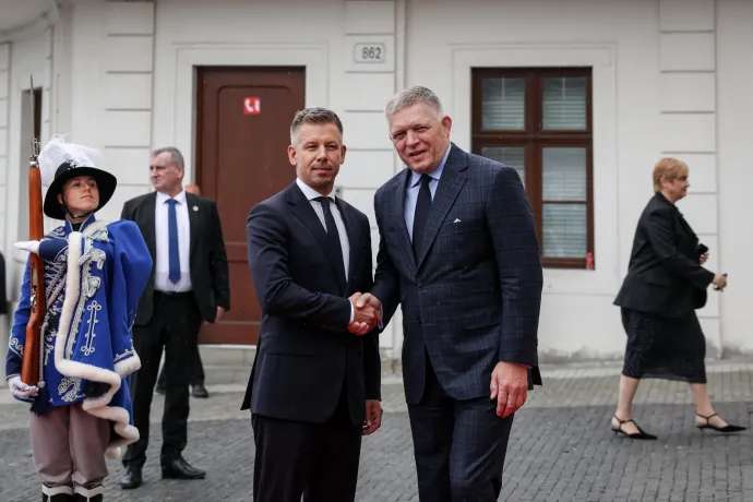 Robert Fico fogadja Magyar Pétert a találkozó előtt – Fotó: Huszti István / Telex