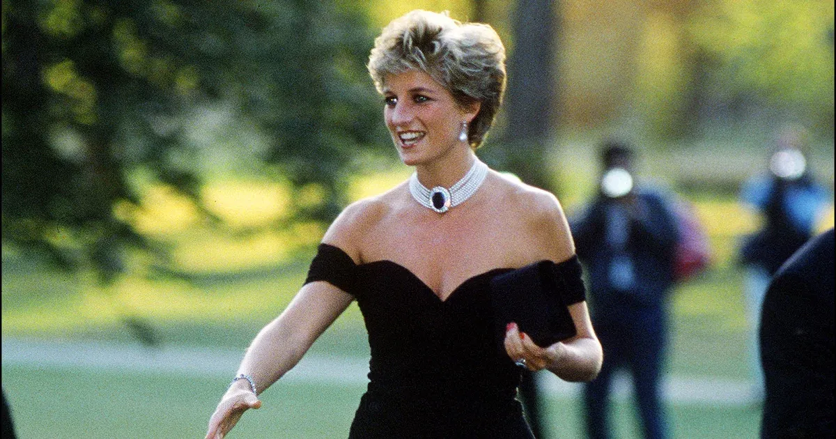 Diana hercegné bosszúruhája ismét árverésre kerül Diana hercegné bosszúruhája ismét árverésre kerül