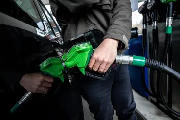 Újabb történelmi csúcsot döntött a benzin ára Romániában