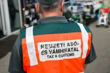 46 milliót keresett Facebookon eladott luxusruhákkal, de nem adózott utána, a NAV meg is bünteti