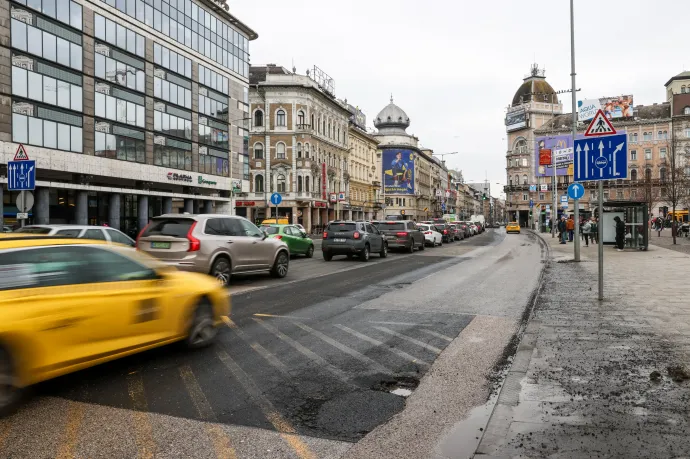 Egy nő védelmére kelt a férfi, akit combon szúrtak a 4-es, 6-os villamoson