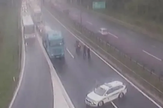 Elvette egy rendőr pisztolyát, rálőtt, majd a rendőrautóval menekült egy férfi Szlovéniában