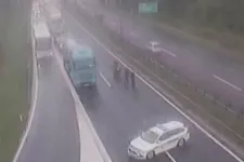 Elvette egy rendőr pisztolyát, rálőtt, majd a rendőrautóval menekült egy férfi Szlovéniában