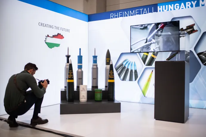 A gyárban gyártott lőszereket bemutató installáció a Rheinmetall Hungary Zrt. lőszergyárának megnyitóján, a Várpalotai Védelmi Ipari Komplexumban, 2024. július 29-én – Fotó: Bődey János / Telex