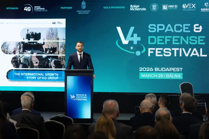 Sárhegyi István, a 4iG Űr és Védelmi Technológiák Zrt. vezérigazgatója beszédet mond a V4 Space & Defense Festival 2026 űr- és védelmi ipari rendezvényen, a Bálna Budapest rendezvényközpontban, 2026. március 26-án – Fotó: Kocsis Zoltán / MTI