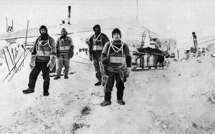 Robert Falcon Scott, George Clarke Simpson, Henry Bowers és Edgar Evans felderítőútra indulnak a maguk vontatta szánokkal az Antarktiszon 1912-ben – Fotó: Leemage / Bridgeman Images / AFP