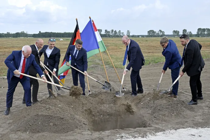 A német Dynamit Nobel Defence és a magyar állami N7 Holding közös vállalatának vecsési üzemalapítása, 2024. június 27-én. A tervezett üzemben az RGW 110 páncéltörő gránátvetők vetőcsövét gyártják majd – Fotó: Lakatos Péter / MTI