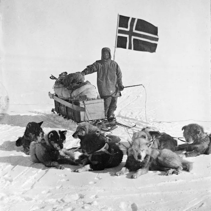 Az Amundsen-expedíció egyik tagja a norvég zászlóval a Déli-sarkon 1911 decemberében – Fotó: National Library Of Norway