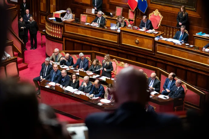Giorgia Meloni olasz miniszterelnök tájékoztatót tart a kormány tevékenységéről a parlamentben 2026. április 9-én – Fotó: Massimo Valicchia / NurPhoto / AFP