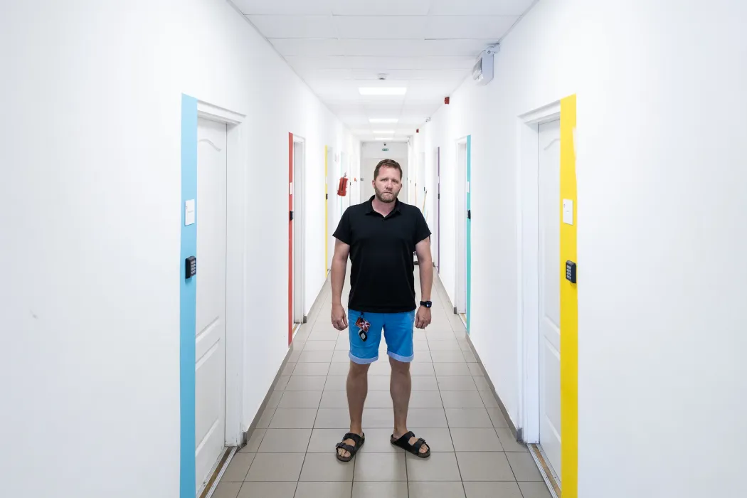 Németh Attila, a Magyar Máltai Szeretetszolgálat szakmai vezetője a Galvani utcai telephelyen – Fotó: Bődey János / Telex
