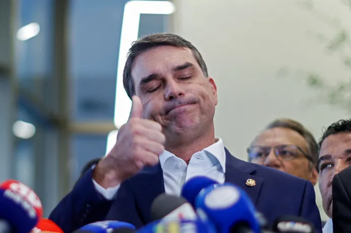 Korrupció és pénzmosás gyanúja miatt nyomoznak Flávio Bolsonaro ellen