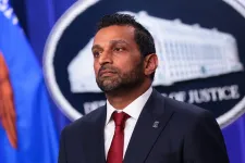 Az FBI igazgatója arra kérte a dolgozóit, hogy kommenteléssel védjék meg őt a kritikáktól