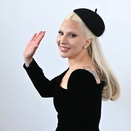 Lady Gaga nagy valószínűséggel anya lett, csecsemővel az ölében fotózták le Kaliforniában