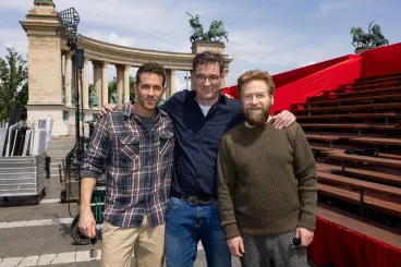 Karácsony Gergely kiposztolta a Ryan Reynoldsszal közös fotót a Mayday forgatásáról