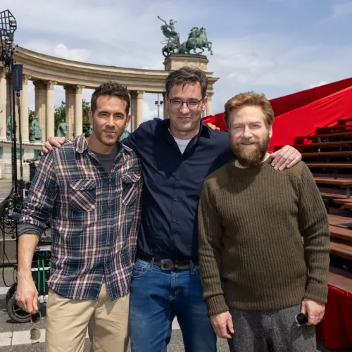 Karácsony Gergely kiposztolta a Ryan Reynoldsszal közös fotót a Mayday forgatásáról