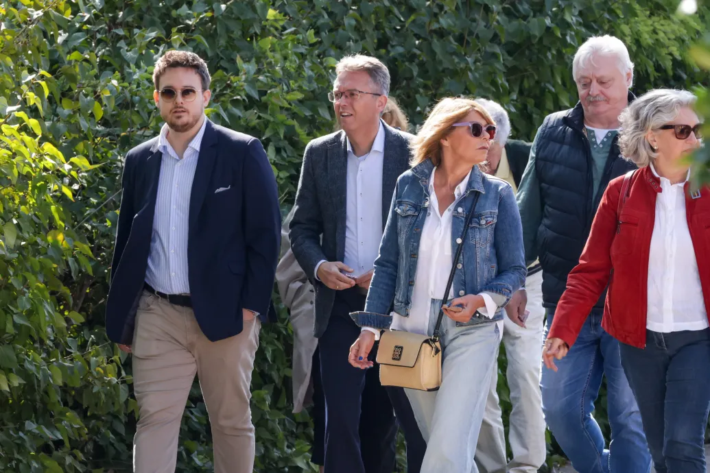 Megérkeztek a szokásos vendégek Kötcsére, de Orbán csak nem sokkal a beszéde előtt fog