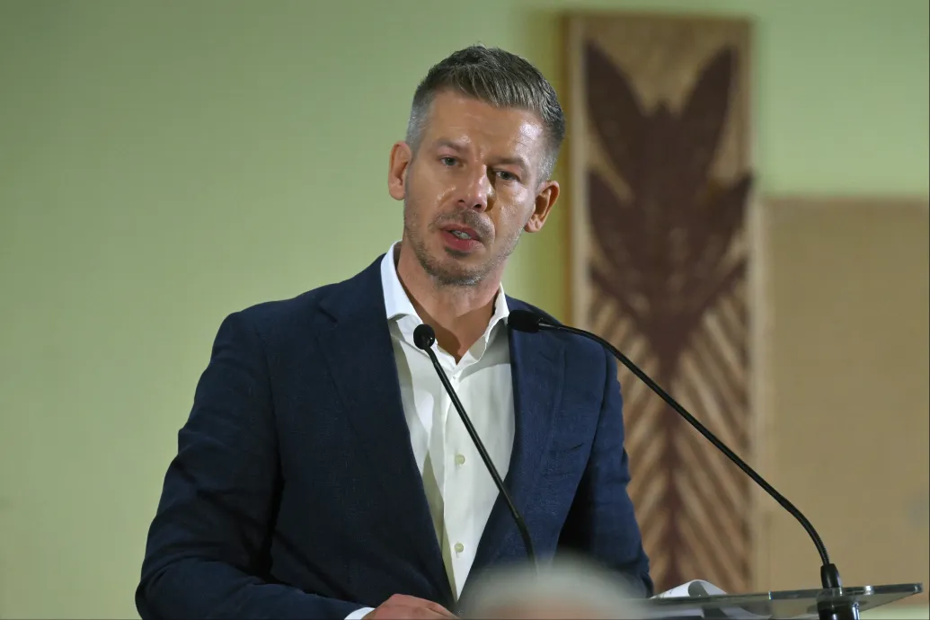 Magyar Péter bejelentette, hogy meg fogják változtatni az azonos nemű párok örökbefogadásáról szóló jogszabályt