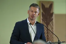 Magyar Péter bejelentette, hogy meg fogják változtatni az azonos nemű párok örökbefogadásáról szóló jogszabályt