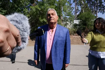Orbán megállt az újságíróknak, megérkeztek a szokásos vendégek Kötcsére