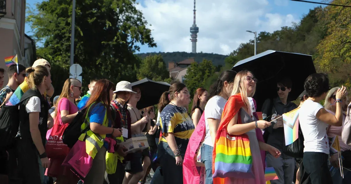 „Éljenek a buzik!” – Pécs Pride 2026 meleg büszkeség menetének beszámolója