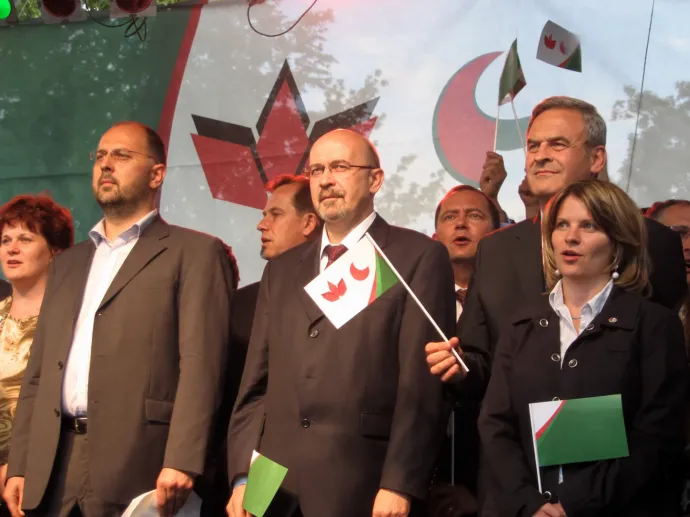 Balról jobbra: Horváth Anna, Kelemen Hunor, Sógor Csaba, Markó Béla, Szilágyi Zsolt, Tőkés László és Sándor Krisztina, amikor 2009-ben az RMDSZ az Erdélyi Magyar Nemzeti Tanáccsal közös listát indított Magyar Összefogás néven az európai parlamenti választásokon – Fotó: RMDSZ / archívum