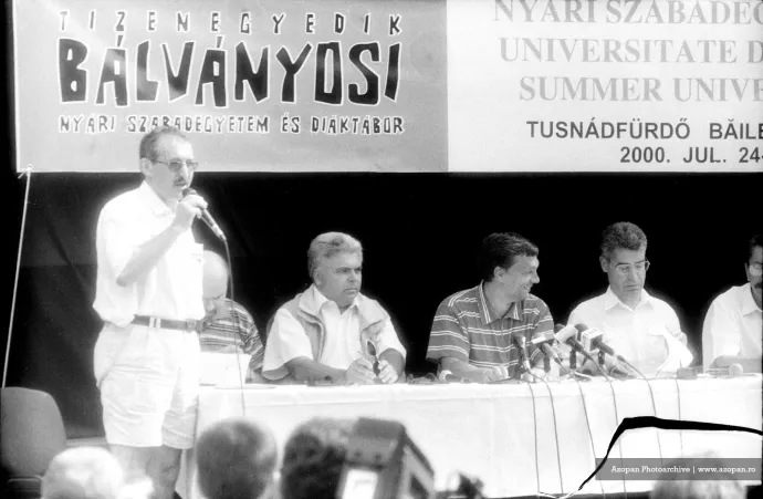 Balról jobbra: Toró T. Tibor főszervező, Markó Béla RMDSZ-elnök, Adrian Severin a Demokrata Párt képviselője és Orbán Viktor Tusványoson 2000-ben – Fotó: Szőcs Edgár / Azopan Fotóarchívum