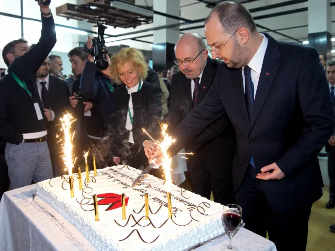 Markó Béla és Kelemen Hunor az RMDSZ X. kongresszusa után, ahol Kelemen választották meg az RMDSZ új elnökének. Markó Béla mellett Bíró Rozália, Bihar megyei RMDSZ-es politikus – Fotó: RMDSZ / archívum
