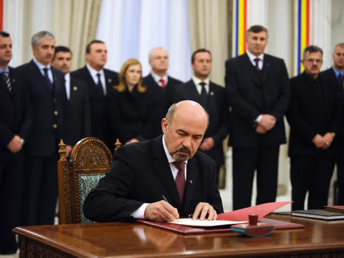 Markó Béla aláírja a miniszterelnök-helyettesi kinevezését az Emil Boc vezette kormányban, miután az RMDSZ 2009 decemberében a jobbközép Demokrata Liberális Párttal lépett koalícióra – Fotó: gov.ro 