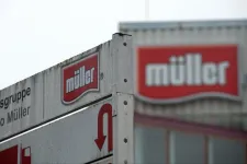 A Müller tejipari cég tulajdonosa a német szélsőjobb győzelmén örvendezik, a kancellárt is kiosztotta