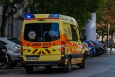 Betegellátás közben törtek fel egy mentőautót