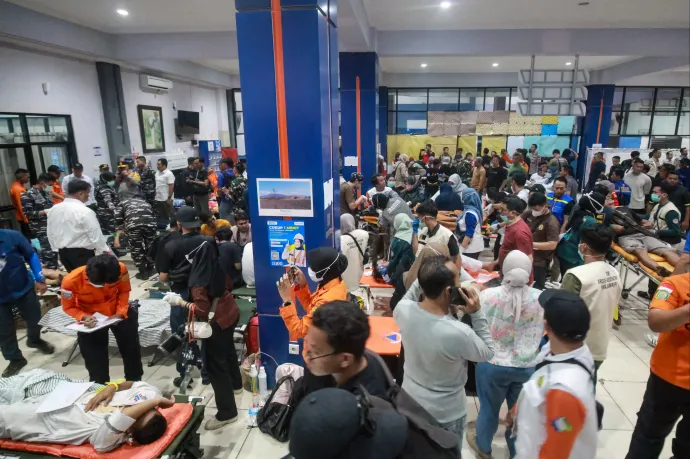 Hat ember meghalt és több mint százat még mindig keresnek, miután felborult egy komp Indonéziában