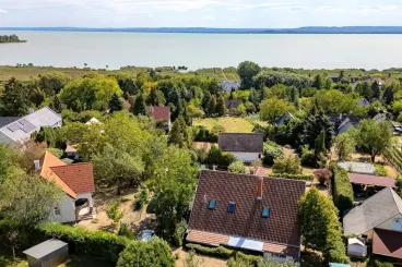 A város alatt csónakázol, fölül bazaltorgonák meredeznek