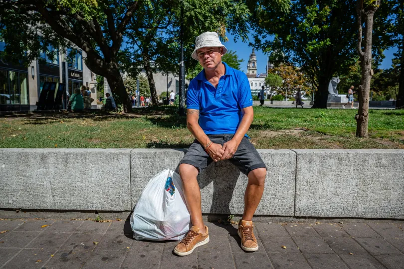 Róbert a Deák Ferenc téren és Fülöp-szigeteki vendégmunkás nők a Madách téren – Fotó: Alföldi Dániel István / Telex