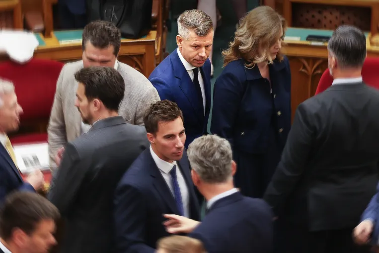 Az azonos nemű párok örökbefogadása az első téma, amihez a Tisza hozzányúlt a Fidesz szent tehenei közül – elemzés és parlamenti élő