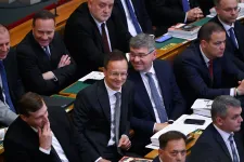 A nemzetbiztonsági bizottság meghallgatná Szijjártó Pétert, de nem tudják, hol érik el