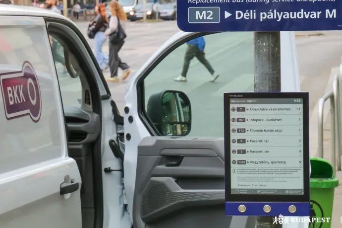 Hamarosan elektronikus papíron nézhetjük a BKK menetrendjét több megállóban