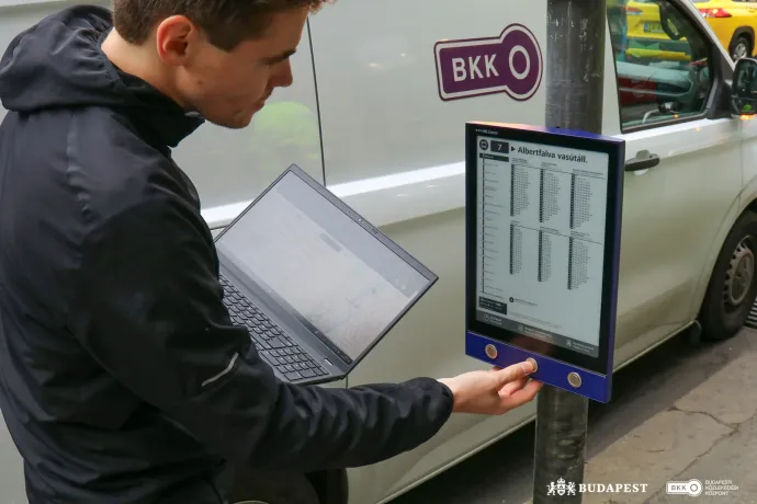 Hamarosan elektronikus papíron nézhetjük a BKK menetrendjét több megállóban