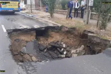 Beszakadt az úttest egy busz alatt, négy gyerek is megsérült a XV. kerületben
