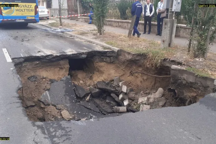 Beszakadt az úttest egy busz alatt, négy gyerek is megsérült a XV. kerületben