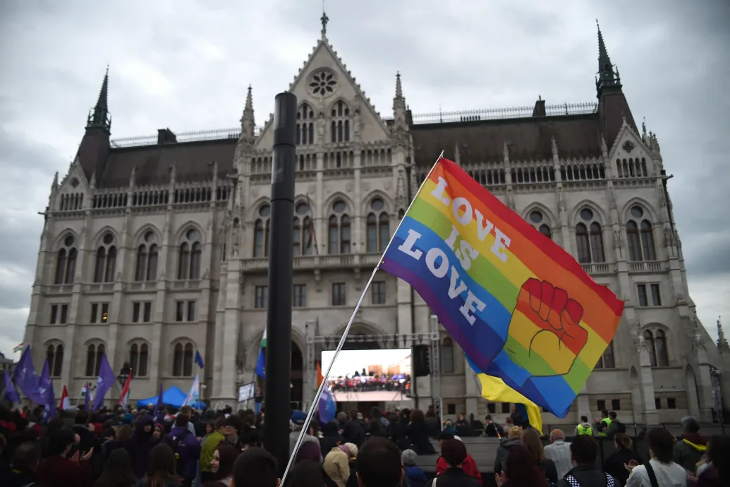 Kigyomlálja a homofób részeket a Fidesz gyerekvédelminek nevezett törvénycsomagjából a kormány új javaslata